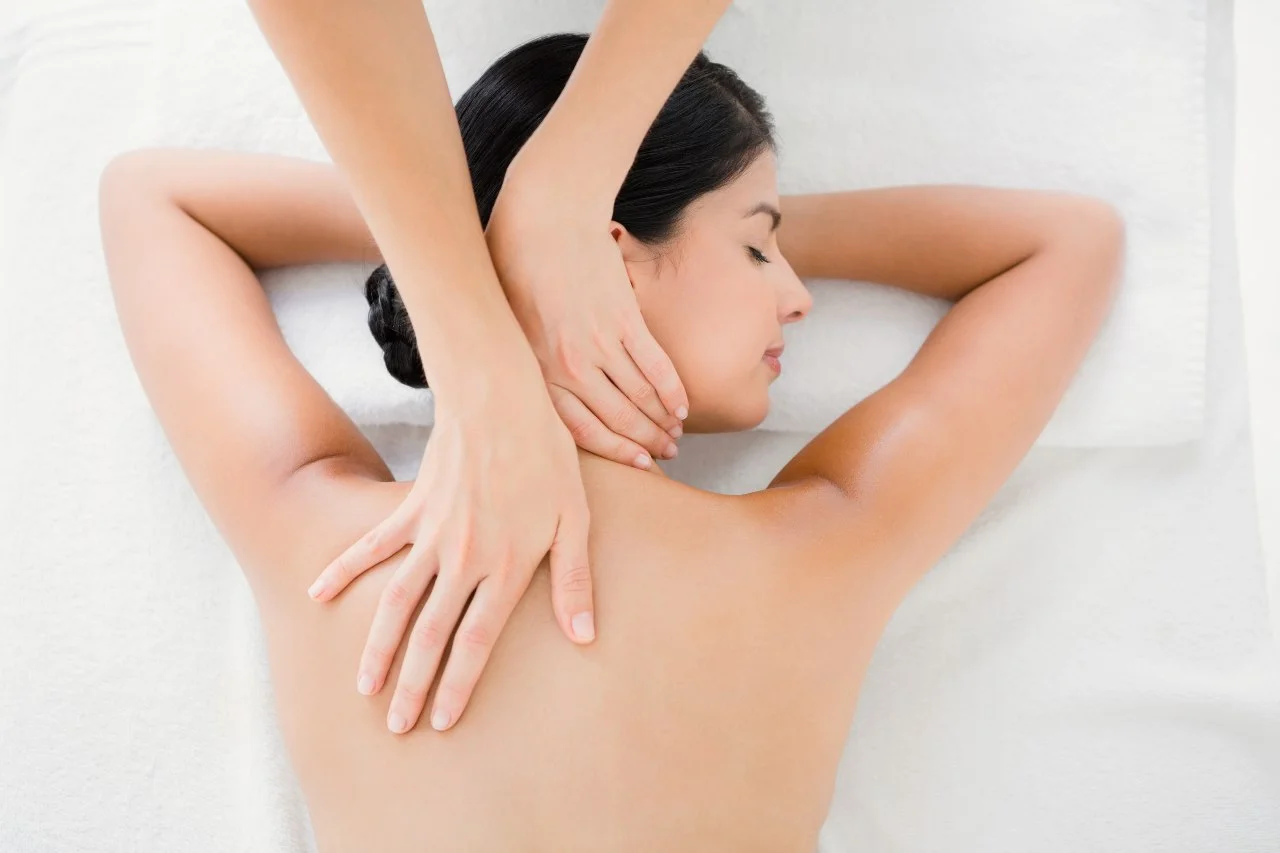 http://quiromasajemurcia.com/wp-content/uploads/2022/04/woman-receiving-back-massage.jpg.webp